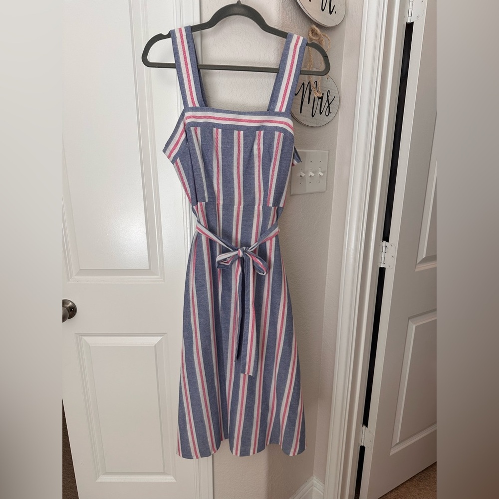 Brand: Jones Studio
Size: 4
Length: Midi